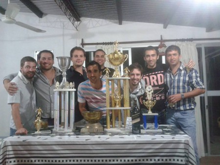 FESTEJOS Y FOTO CON LOS TROFEOS OBTENIDOS HASTA LA FECHA EN LA SEDE DEL CLUB. "LA TABERNA"  DE MARIO Y SUSANA